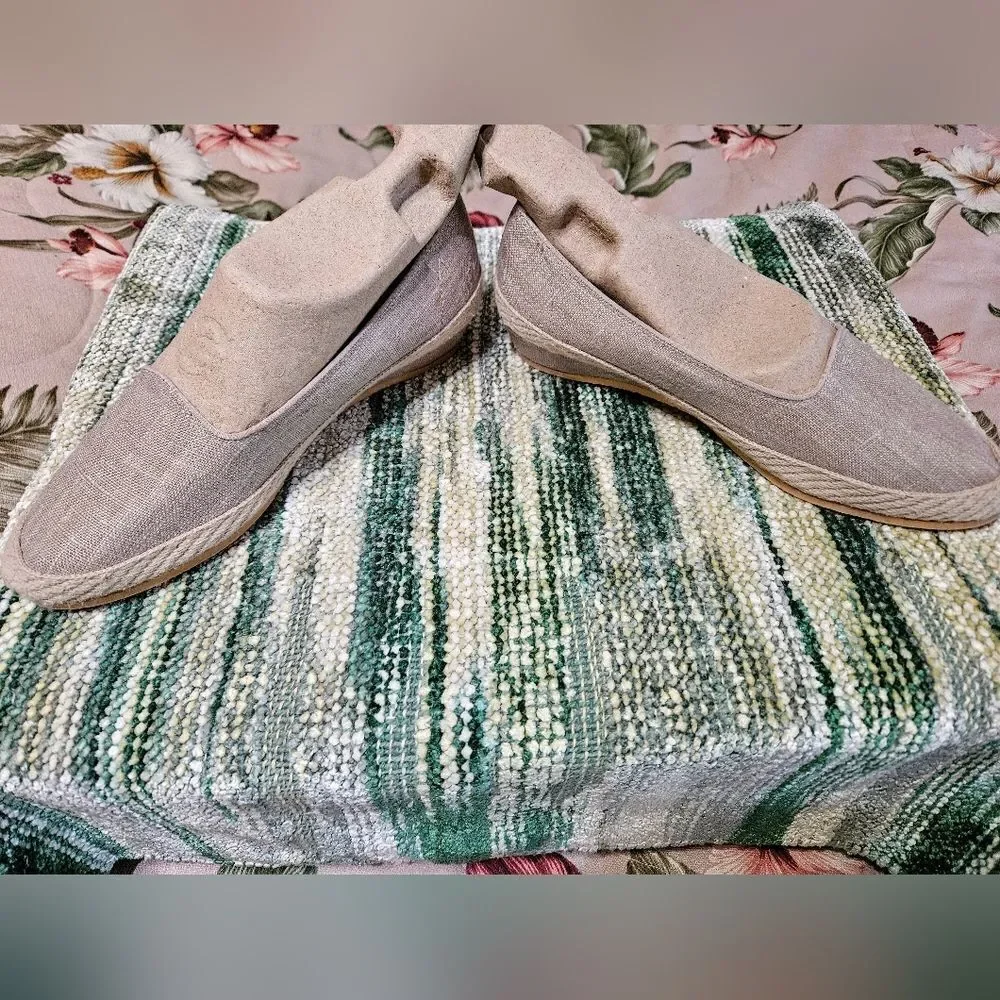 #326 Outdorables- Espadrilles-Tan linen uppers w rope-like trim - Size: 8 M